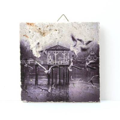 Travertin-Fliese 10x10 cm mit Fotodruck – Pavillon am Bodensee Konstanz – Einzigartige Naturstein-Wanddekoration