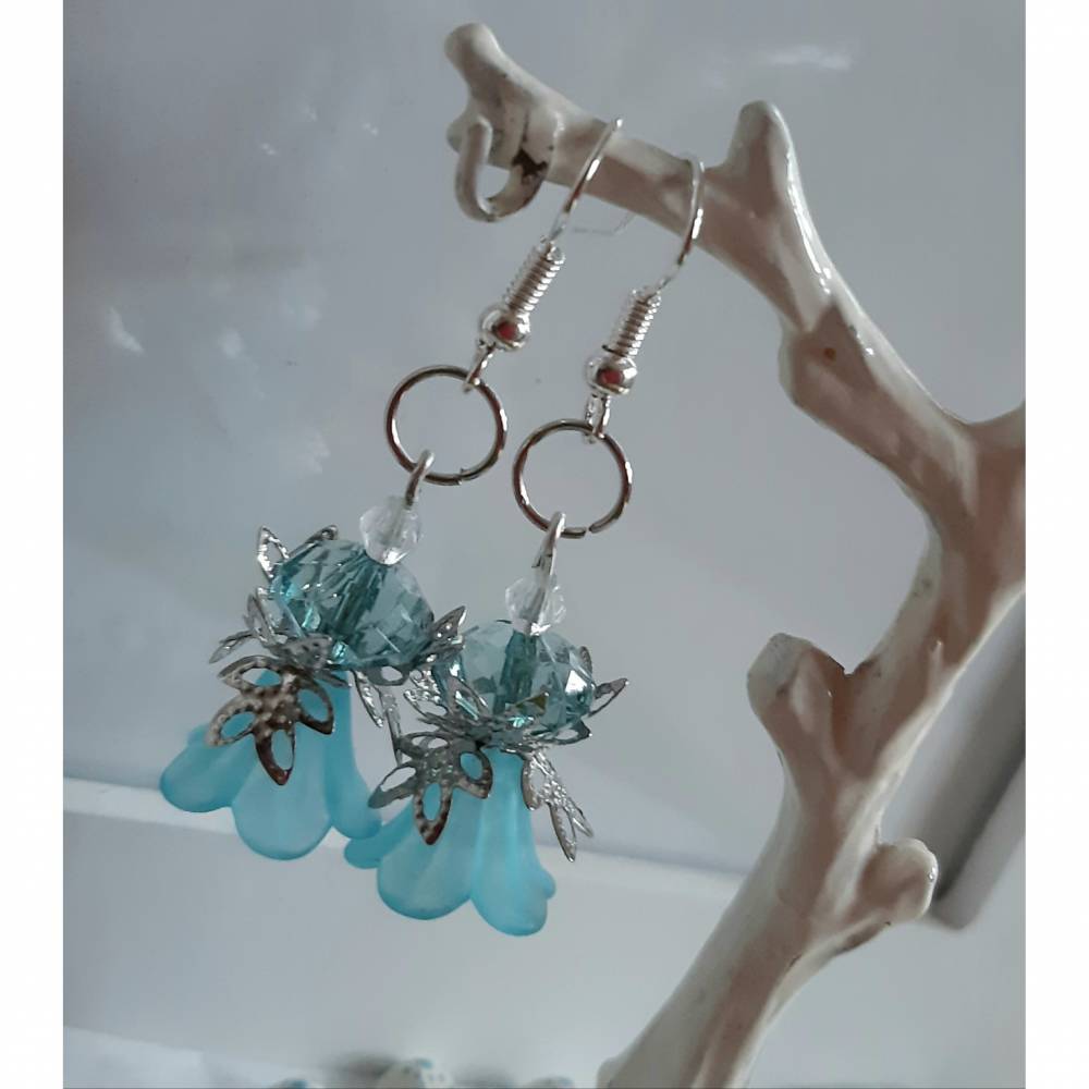 Ohrhänger blaue Blüten – filigraner Schmuck mit Kunststoffblüten & Silberfarben