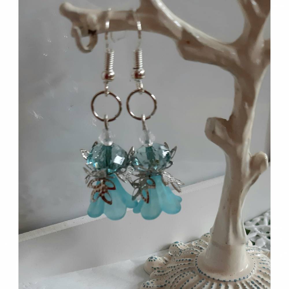 Ohrhänger blaue Blüten – filigraner Schmuck mit Kunststoffblüten & Silberfarben