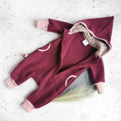 Walkanzug Gr. 74 Beere – Ungefütterter Walkoverall aus 100% Schurwolle für Babys
