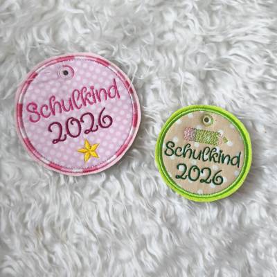 Stickdatei Schulkind 2026 Button – Einschulung Anhänger für Stickmaschine, 10x10 & 13x18 Rahmen