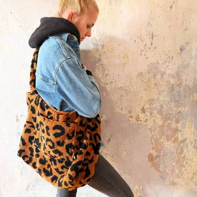 VERSANDFERTIG! LEO Shopper/Mombag aus Teddyplüsch – Vielseitige große Tasche im Animalprint von zimtblüte handmad