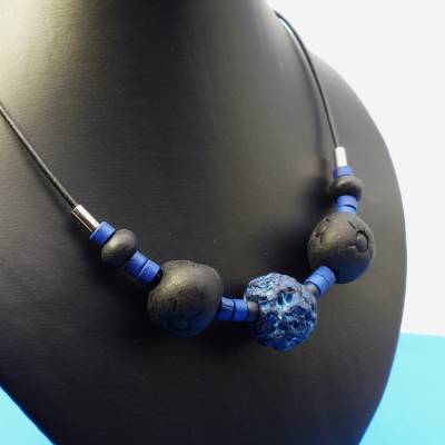 Halskette Lava, schwarz blau, Lederkette, Collier, Statementkette, griechische Keramikperlen, Handmade, Schmuck