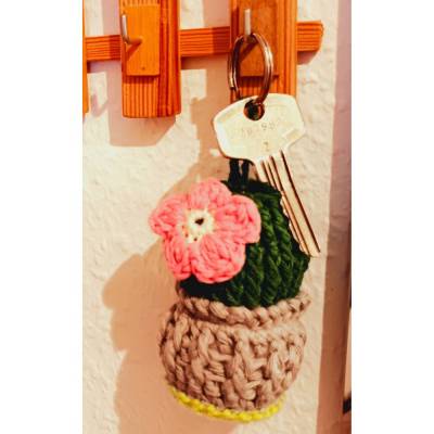 Gehäkelter Schlüsselanhänger Kaktus im Topf  Autospiegel Schreibtisch Geschenk 7 cm