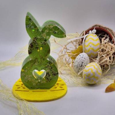 Deko Hase mit echten Blüten grün