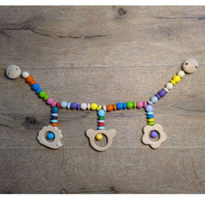 Kunterbunte Kinderwagenkette mit 3 Holzfiguren und 3 Glöckchen 