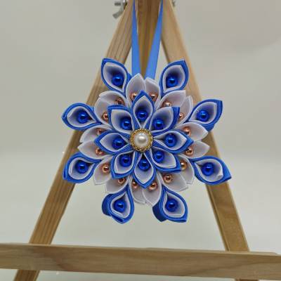 Handgefertigter Kanzashi-Anhänger „Winterblüte“ – in Blau und Weiß, Weihnachtsstern, Durchmesser ca. 10-11 cm