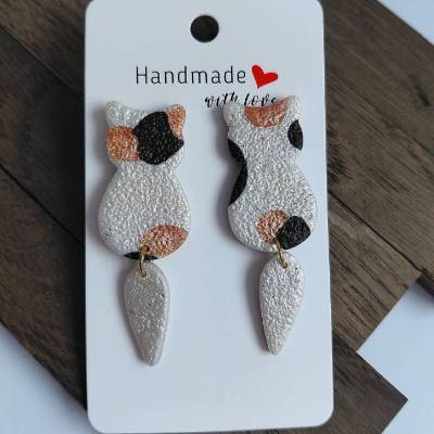 Katzenanhänger lang – Handgemachter Schmuck aus PolymerClay und Edelstahl