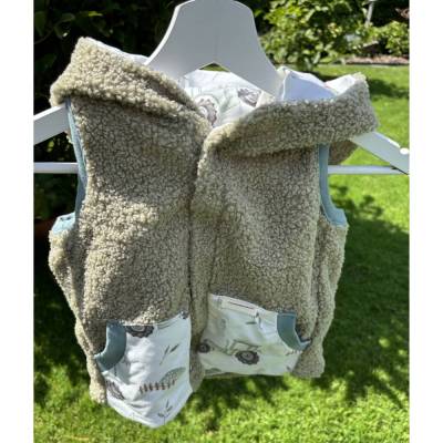 Kuschelige Teddyweste mit Kapuze & süßen Teddyohrenin Größe 92 – außen Teddyplüsch, innen Jersey