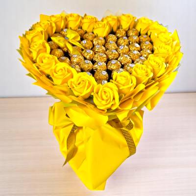 Essbarer Ferrero-Rocher-Strauß in Herzform mit gelben Rosen – handgemachte Geschenkidee