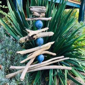 Gartenstecker aus Treibholz mit blauen Tonkugeln – maritimes Unikat für deinen Garten