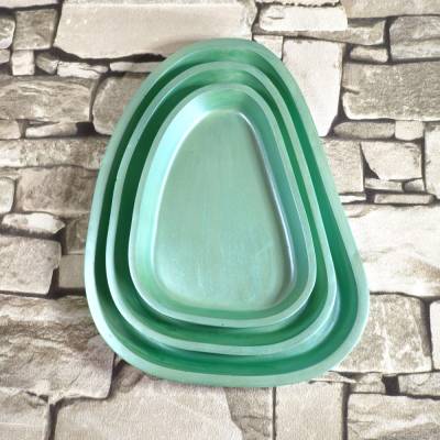 Handgemachtes Deko-Tabletti n glänzendem  Metallic Grün. Minimalistische Ganzjahresdekoim Dopamin decor Look