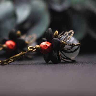 Blütenohrringe Schwarz Grau Rot mit Glasperlen – schwarze Blumen Ohrringe im Vintage Stil
