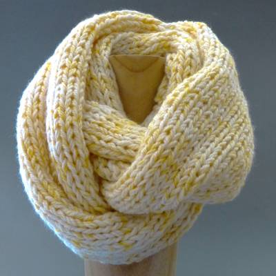 Loop in creme mit beige, Schlauchschal, Strickschal, gestrickter Schal