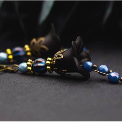 Ohrringe mit Blütenglocken in Schwarz und Blau – floraler Vintage-Schmuck mit Glasperlen