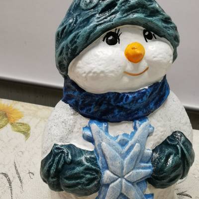 Handbemalter Schneemann aus Keramik – wetterfest & liebevoll gestaltet
