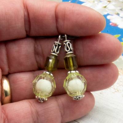 Handgemachte Metallperlen Ohrhänger, grün– individuelle Ohrringe, Unikatschmuck & Geschenkidee