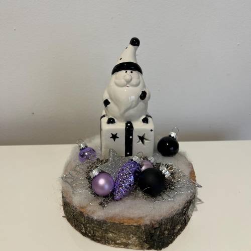 Weihnachtsdeko auf Baumscheibe mit Geschenk und Weihnachtsmann led lila