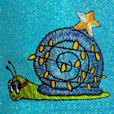 Weihnachts-Schnecke mit Lichterkette 14x14 bzw. 15x15cm – Stickdatei für festliche DIY-Projekte & kreative Weihna