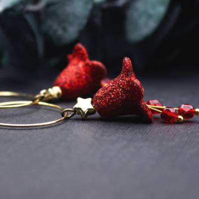 Creolen Ohrringe Rot Gold mit Glitzer Blüten Anhänger – rote Glitzer Ohrringe im Vintage Stil