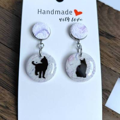 Ohrringe mit Katzenmotiv – weiße Katzenohrringe mit lila Akzenten & UV-Harz, handgemacht