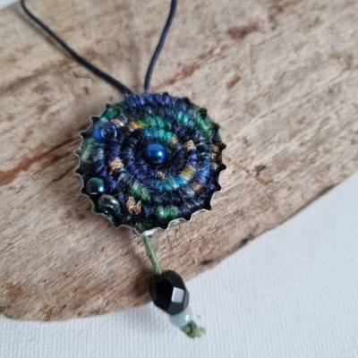 Textilschmuck, Kronkorken trifft Wollspirale, extravaganter Upcyclingschmuck