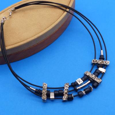 Lederkette mit Metallperlen + Keramikperlen, schwarz silber, 41 +4 cm, Halskette, Keramikkette, Kette