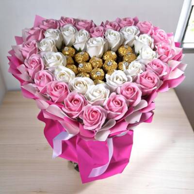 Essbarer Ferrero-Rocher-Strauß Herz in Rosa & Weiß – elegante Geschenkidee handgemacht