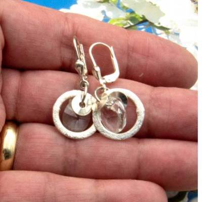Lässige Unikat Ohrhänger aus Glas & Silber in crystal– Geschenkidee für Frauen, Ostern