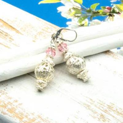 Lässige verspielte Ohrringe aus Metall & Silberfarben, rosa, Unikatschmuck – Geschenkidee für Frauen