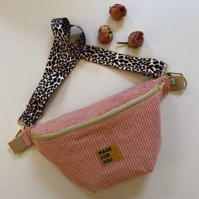 Lachsfarbene Crossbag Crossbodybag  aus Breitcord mit Wechselgurt im Leolook von zimtblüte