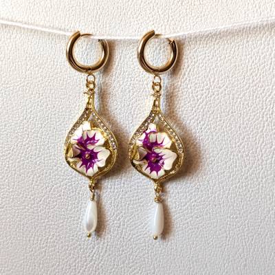 Vergoldete Ohrringe mit emailliertem Anhänger & Perlmuttropfen – Eleganter Schmuck