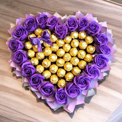 Essbarer Herz-Strauß mit Ferrero Rocher & lila Rosen – handgemachte Geschenkidee