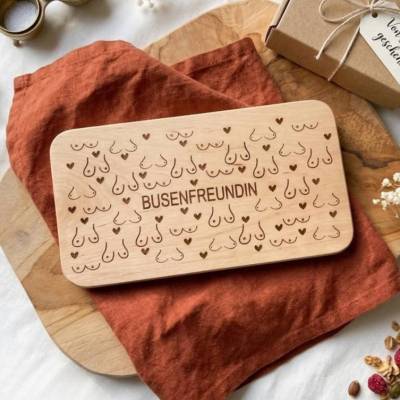Witziges Frühstücksbrett „Busenfreundin“ aus Buche – Geschenk für beste Freundin & JGA, lasergraviert