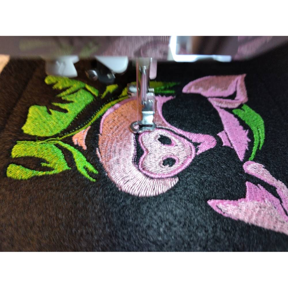 Cooles Schwein Stickdatei 14x14 bzw. 15x15cm –Lustiges Lichteffekt-Muster für schwarze Stoffe Bild 2