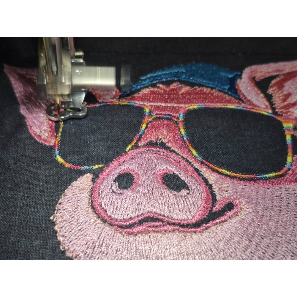 Cooles Schwein Stickdatei 14x14 bzw. 15x15cm –Lustiges Lichteffekt-Muster für schwarze Stoffe Bild 4