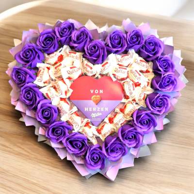 Essbarer Herz-Strauß mit Raffaello & Milka „Von Herzen“ – lila Rosen, handgemacht