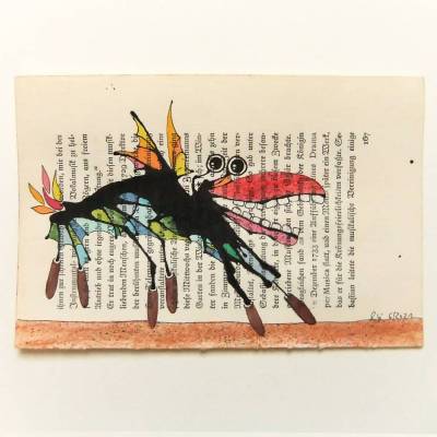 buntes 6-beiniges KlexMonster auf alter Buchseite, Originalzeichnung