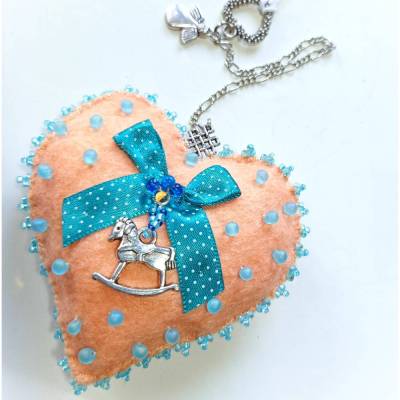 Herz beidseitig handbestickt Unikat mit Schaukelpferd und Schleife – Kinderzimmer Deko in orange türkis Handmade
