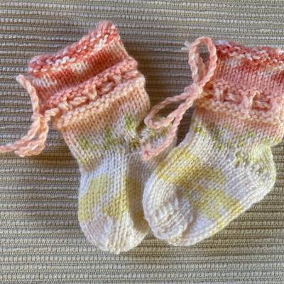 Neugeborenensocken, Babysocken handgestrickt mit Kordeldurchzug