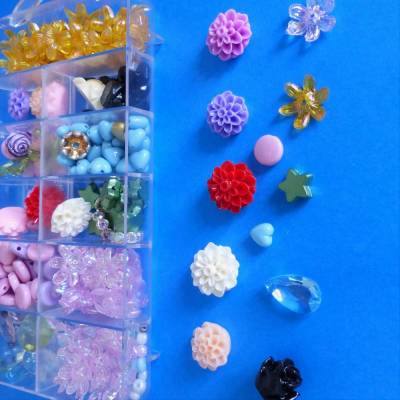 Perlensortiment, Perlenmix, bunte Mischung, Blüten, Kelche, Herzen, Sterne, Tropfen, Perlenset, Sortierbox