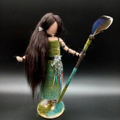 Schamanenelfe AYANA - Schamanin Filzfigur mit Bergkristall Wegbegleiterin Filzelfe Filzkunst Altarfigur