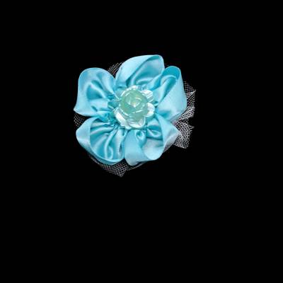 Morgenröschen Haarklammer – Handgefertigte Stoffblüte in Türkis mit weißem Tüll für festliche Frisuren & Accessoires