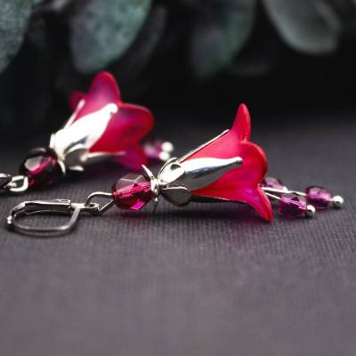 Blütenohrringe Fuchsia Pink mit silberfarbenen Details florale Ohrringe romantisch elegant