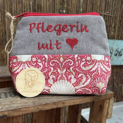 Schminktasche Pflegerin mit Herz – Handgenähte Kosmetiktasche als Geschenk, Kulturbeutel, ca. 18x15x6 cm