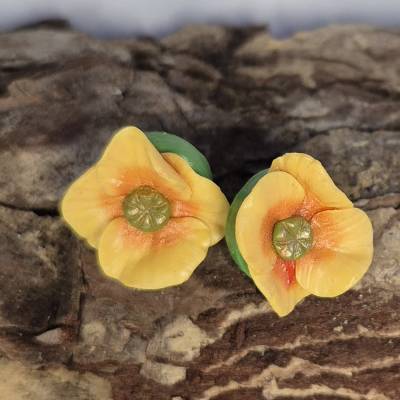 Gelborange Mohnblumen aus Polymerton, auffällige Blumenohringe mit Edelstahl Ohrstecker