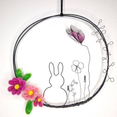 Dekokranz aus Draht mit Hase, Blüten und Schmetterling