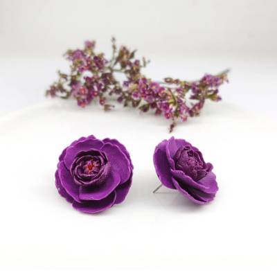Große Ohrstecker Lila Rose aus Polymer Clay, große glitzernde Hagebuttenblumen 3 cm