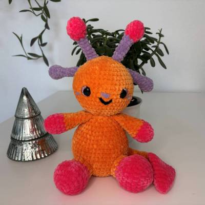 Amigurumi Alien Linara: Kuscheliger Weltraum-Freund häkeln (Flauschgarn) Anleitung in Deutsch und Englisch