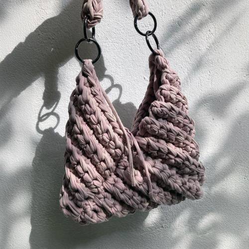 Design Crossbody- & Handtasche in Beige – Extravagante dreieckige Häkeltasche | Nachhaltige Boho Tasche